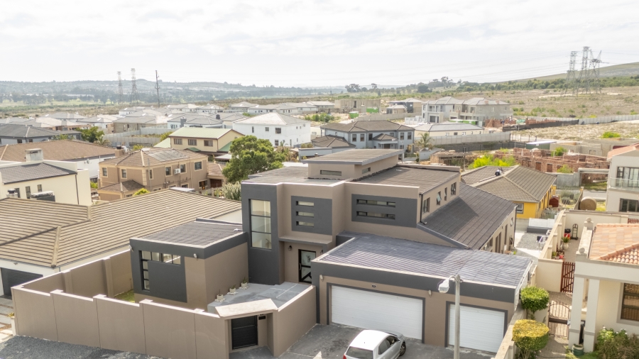 6 Bedroom Property for Sale in Jakarandas Western Cape